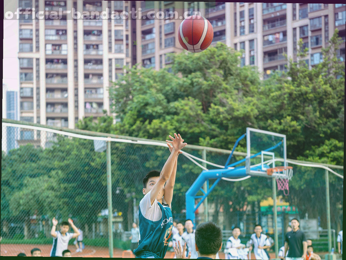 战术板上的阵容磁贴与轮次条，红色和黄色描边标记出位置变动
